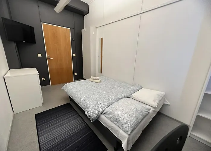 Hostal Office House Services 215 *